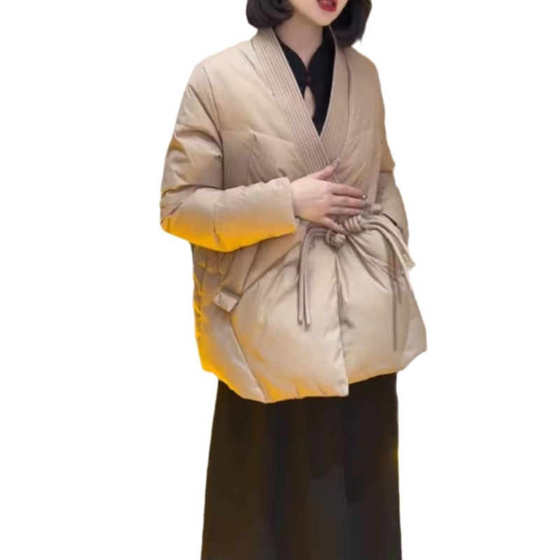 Памучно палто с V-образно деколте, свободен силует, дълги ръкави; пълнеж полиестер-памук; плат полиестер 70–80%; средно тегло; зимна 2025, литературно ретро стил