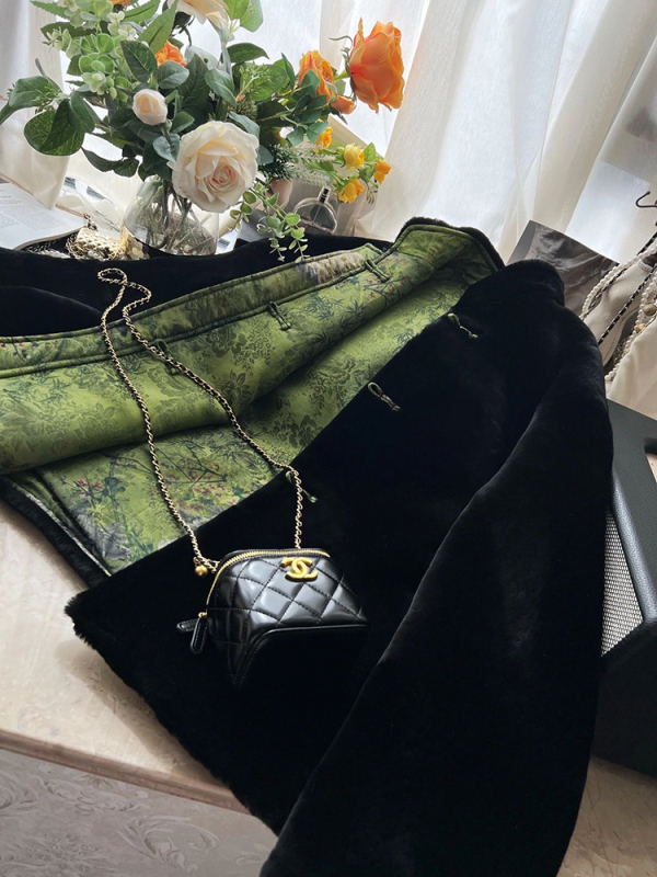 Дамско памучно подплатено палто, двустранно носимо; Polo яка; Материя: chenille; Основна материя: регенерирани целулозни влакна; Дължина: 50–65 см