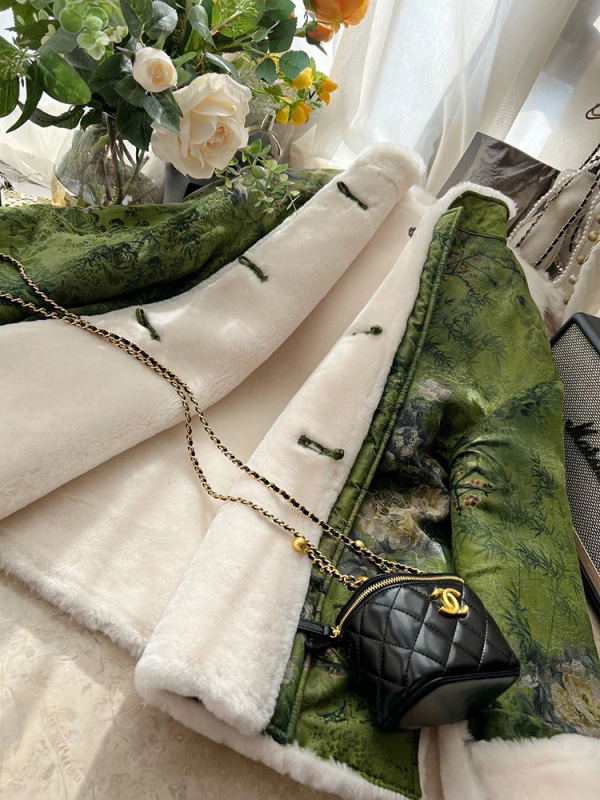 Дамско памучно подплатено палто, двустранно носимо; Polo яка; Материя: chenille; Основна материя: регенерирани целулозни влакна; Дължина: 50–65 см