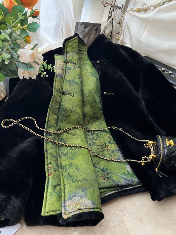 Дамско памучно подплатено палто, двустранно носимо; Polo яка; Материя: chenille; Основна материя: регенерирани целулозни влакна; Дължина: 50–65 см