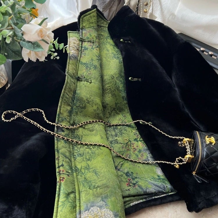 Дамско памучно подплатено палто, двустранно носимо; Polo яка; Материя: chenille; Основна материя: регенерирани целулозни влакна; Дължина: 50–65 см