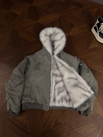 Kahekordselt kasutatav bomber-jakk, paksu puuvillase täidisega, polüestrist välimine kangas ja tõmblukuga — meeste tänavariietus.