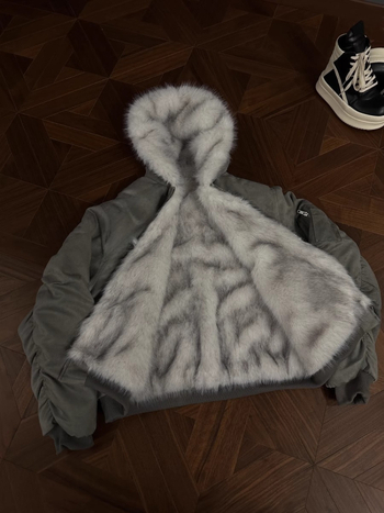 Kahekordselt kasutatav bomber-jakk, paksu puuvillase täidisega, polüestrist välimine kangas ja tõmblukuga — meeste tänavariietus.