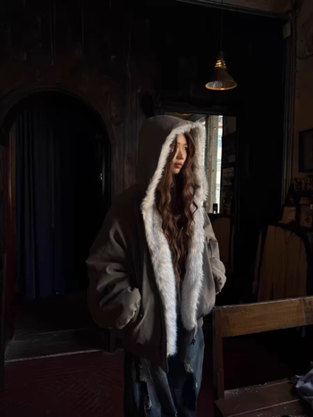 Kahekordselt kasutatav bomber-jakk, paksu puuvillase täidisega, polüestrist välimine kangas ja tõmblukuga — meeste tänavariietus.