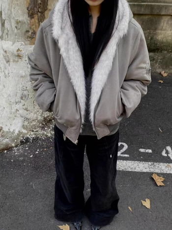 Kahekordselt kasutatav bomber-jakk, paksu puuvillase täidisega, polüestrist välimine kangas ja tõmblukuga — meeste tänavariietus.