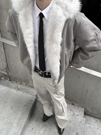 Kahekordselt kasutatav bomber-jakk, paksu puuvillase täidisega, polüestrist välimine kangas ja tõmblukuga — meeste tänavariietus.