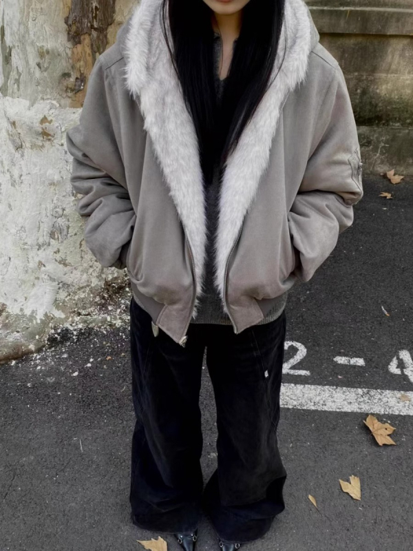 Kahekordselt kasutatav bomber-jakk, paksu puuvillase täidisega, polüestrist välimine kangas ja tõmblukuga — meeste tänavariietus.