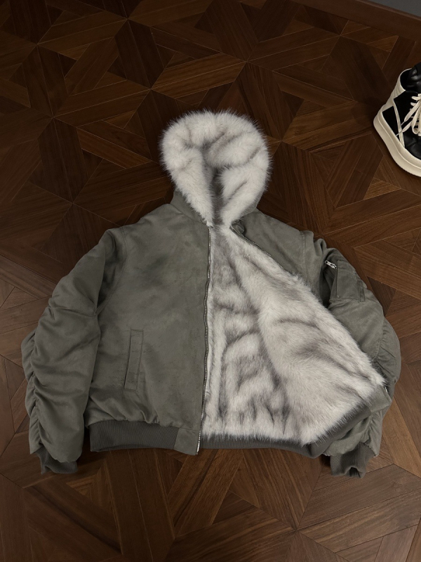 Kahekordselt kasutatav bomber-jakk, paksu puuvillase täidisega, polüestrist välimine kangas ja tõmblukuga — meeste tänavariietus.