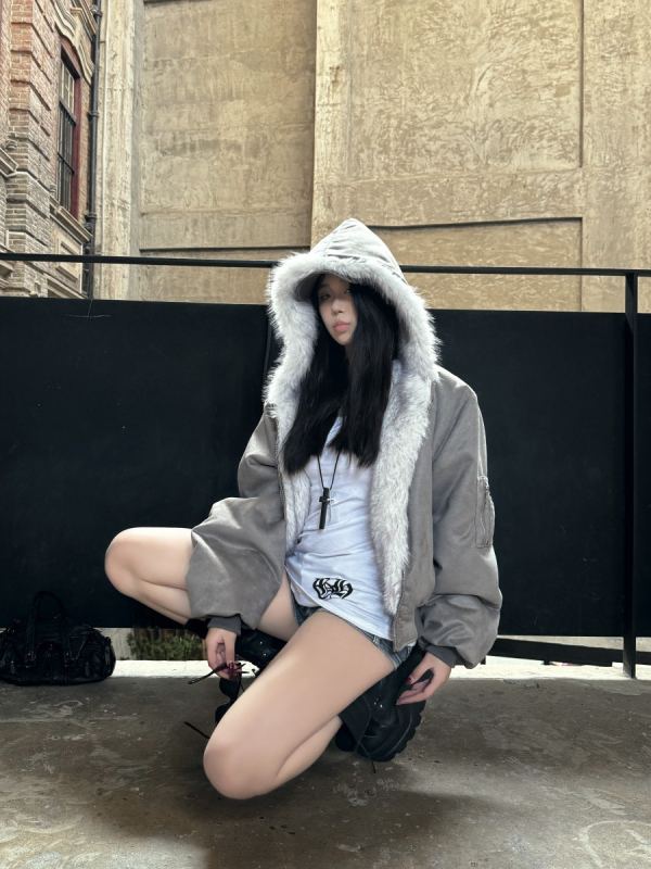 Kahekordselt kasutatav bomber-jakk, paksu puuvillase täidisega, polüestrist välimine kangas ja tõmblukuga — meeste tänavariietus.