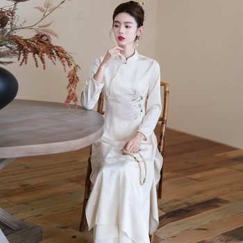 Zen ihletésű qipao tea ruha állon lévő gallérral, hímzéssel és hosszú ujjúval – őszi kínai stílus, eredeti dizájn továbbfejlesztett (Anyag: pamut-poliészter keverék; Fő anyag: poliészter; Tartalom: 30% alatt)