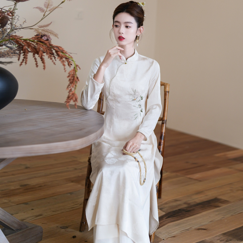 Zen ihletésű qipao tea ruha állon lévő gallérral, hímzéssel és hosszú ujjúval – őszi kínai stílus, eredeti dizájn továbbfejlesztett (Anyag: pamut-poliészter keverék; Fő anyag: poliészter; Tartalom: 30% alatt)