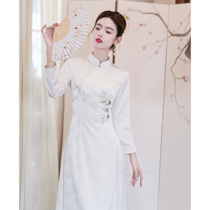 Zen ihletésű qipao tea ruha állon lévő gallérral, hímzéssel és hosszú ujjúval – őszi kínai stílus, eredeti dizájn továbbfejlesztett (Anyag: pamut-poliészter keverék; Fő anyag: poliészter; Tartalom: 30% alatt)