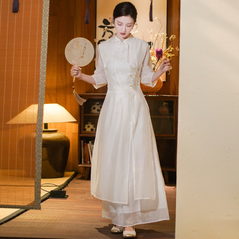 Kínai stílusú női hímzett teásruha álló gallérral és 3/4-es ujjaival – pamut és poliészter keverék, fő anyag tartalma 30% alatt, termékkód Qian duoduo golden horse-2183