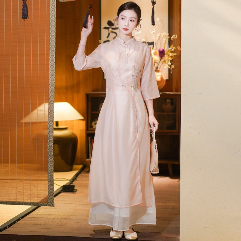 Kínai stílusú női hímzett teásruha álló gallérral és 3/4-es ujjaival – pamut és poliészter keverék, fő anyag tartalma 30% alatt, termékkód Qian duoduo golden horse-2183