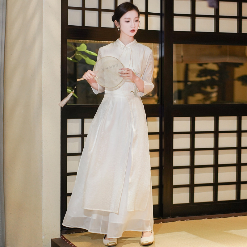 Kínai stílusú női hímzett teásruha álló gallérral és 3/4-es ujjaival – pamut és poliészter keverék, fő anyag tartalma 30% alatt, termékkód Qian duoduo golden horse-2183