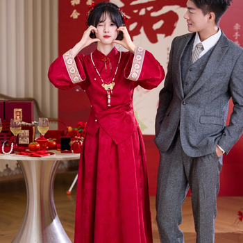 Bevont jacquard felső és szoknya készlet disz koronggombokkal, pamut-poliészter keverék, poliészter tartalom 30% alatt, univerzális modell