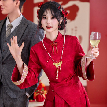 Bevont jacquard felső és szoknya készlet disz koronggombokkal, pamut-poliészter keverék, poliészter tartalom 30% alatt, univerzális modell