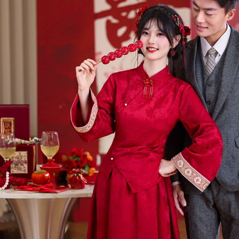 Bevont jacquard felső és szoknya készlet disz koronggombokkal, pamut-poliészter keverék, poliészter tartalom 30% alatt, univerzális modell