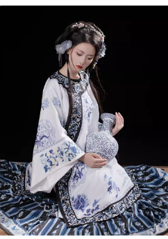 Női Hanfu ruha, Qing-dinasztia ihletésében, nyári nyomtatott designnal, álló gallér és ferde zárás, hímzett részletek | Poliészter anyag, 90-95% poliészter, Nyomtatási folyamat, Ősz 2023