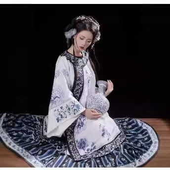 Női Hanfu ruha, Qing-dinasztia ihletésében, nyári nyomtatott designnal, álló gallér és ferde zárás, hímzett részletek | Poliészter anyag, 90-95% poliészter, Nyomtatási folyamat, Ősz 2023