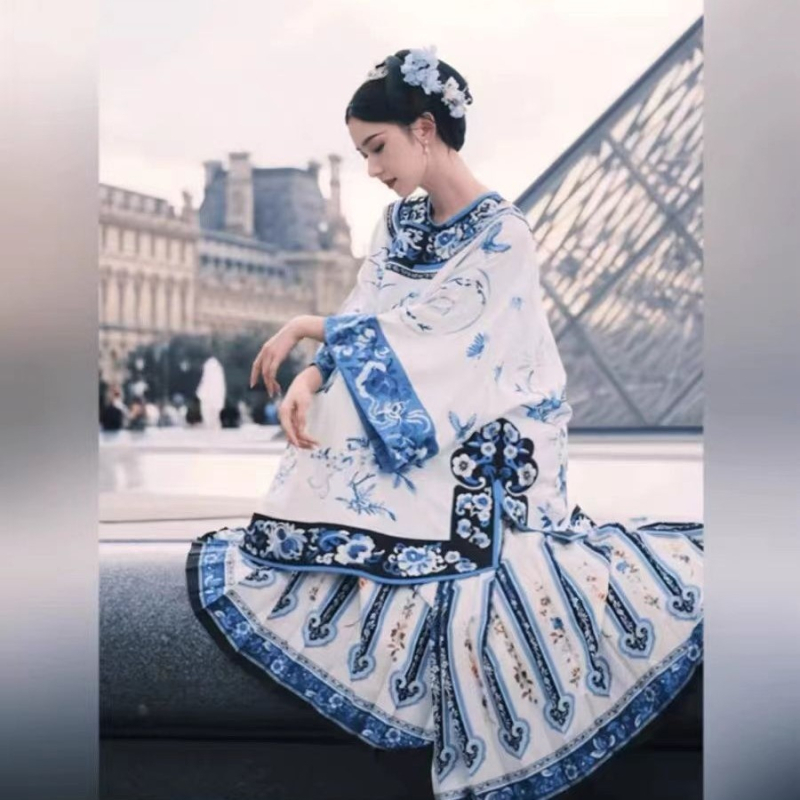 Női Hanfu ruha, Qing-dinasztia ihletésében, nyári nyomtatott designnal, álló gallér és ferde zárás, hímzett részletek | Poliészter anyag, 90-95% poliészter, Nyomtatási folyamat, Ősz 2023