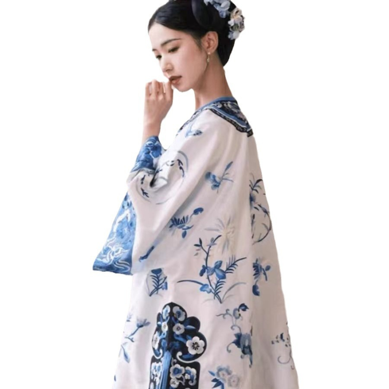 Női Hanfu ruha, Qing-dinasztia ihletésében, nyári nyomtatott designnal, álló gallér és ferde zárás, hímzett részletek | Poliészter anyag, 90-95% poliészter, Nyomtatási folyamat, Ősz 2023