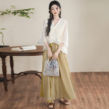 Hímzett Hanfu felső és nadrágokból álló két részes készlet, ferde záródás kötözött gombokkal, ¾ ujjú, fő anyag: kecskebőr; anyag neve: pamutfonal