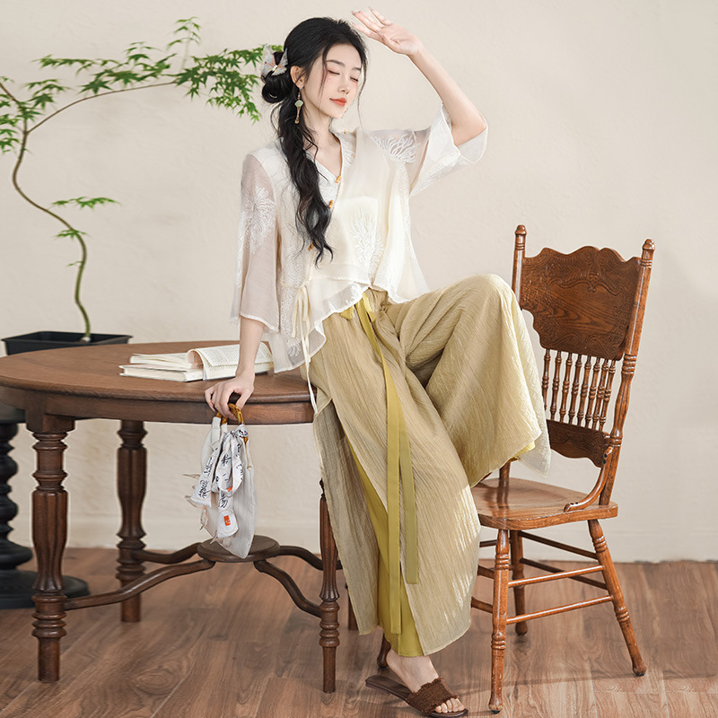 Hímzett Hanfu felső és nadrágokból álló két részes készlet, ferde záródás kötözött gombokkal, ¾ ujjú, fő anyag: kecskebőr; anyag neve: pamutfonal