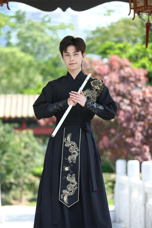 Férfi jelmez kínai stílusban kard előadásokhoz, ősi dizájn, vonzó és domináns. Anyag: pamutfonal; Fő anyag: poliészter; Poliészter tartalom: kevesebb mint 30%; Szezon: 2022 nyár.