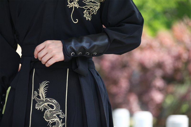 Férfi jelmez kínai stílusban kard előadásokhoz, ősi dizájn, vonzó és domináns. Anyag: pamutfonal; Fő anyag: poliészter; Poliészter tartalom: kevesebb mint 30%; Szezon: 2022 nyár.