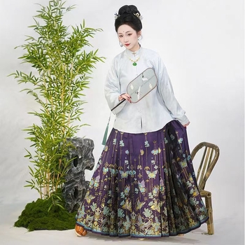 Hanfu hosszú horse-face szoknya fényes-selyem anyagból, arany hímzéssel és nyomtatott selyem részletekkel, őszi-téli mindennapi viselethez; poliészter 50–70%.