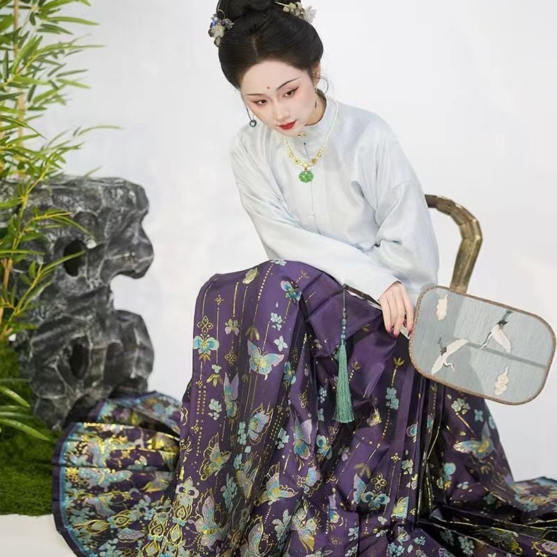 Hanfu hosszú horse-face szoknya fényes-selyem anyagból, arany hímzéssel és nyomtatott selyem részletekkel, őszi-téli mindennapi viselethez; poliészter 50–70%.