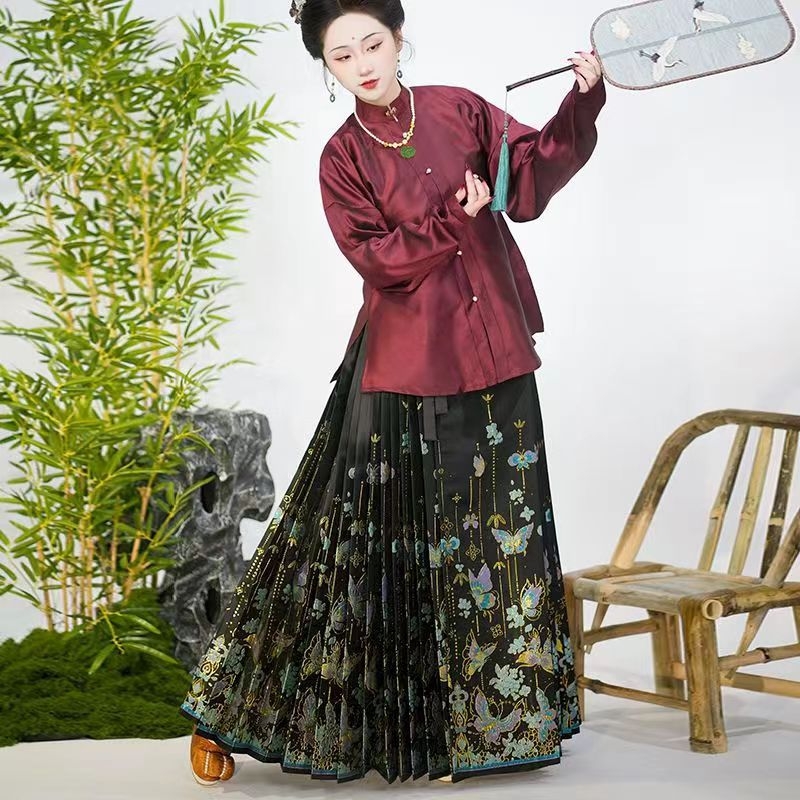 Hanfu hosszú horse-face szoknya fényes-selyem anyagból, arany hímzéssel és nyomtatott selyem részletekkel, őszi-téli mindennapi viselethez; poliészter 50–70%.