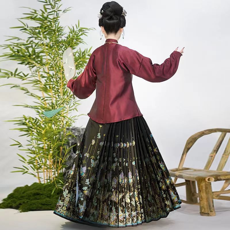 Hanfu hosszú horse-face szoknya fényes-selyem anyagból, arany hímzéssel és nyomtatott selyem részletekkel, őszi-téli mindennapi viselethez; poliészter 50–70%.