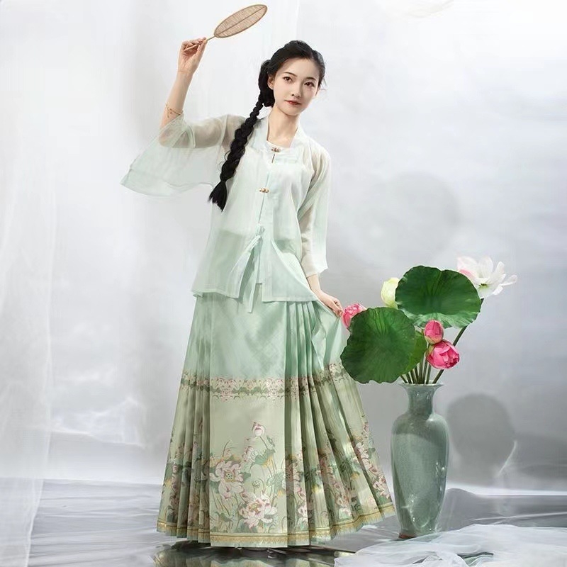Hanfu set šal i suknja s dizajnom 'Horse-Face', vintage kineskog stila, acetatna vlakna 30–50% i Spandex 50–70%, zlatno pletenje, ljeto 2023