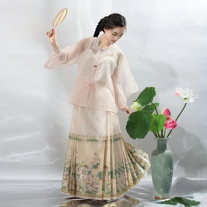 Hanfu set šal i suknja s dizajnom 'Horse-Face', vintage kineskog stila, acetatna vlakna 30–50% i Spandex 50–70%, zlatno pletenje, ljeto 2023
