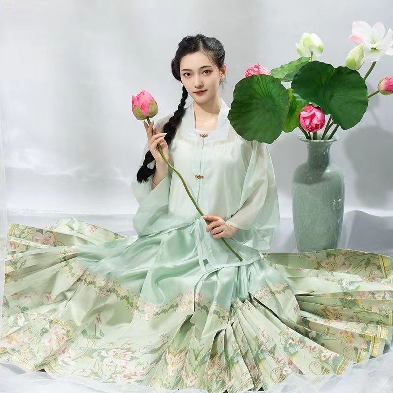 Hanfu set šal i suknja s dizajnom 'Horse-Face', vintage kineskog stila, acetatna vlakna 30–50% i Spandex 50–70%, zlatno pletenje, ljeto 2023