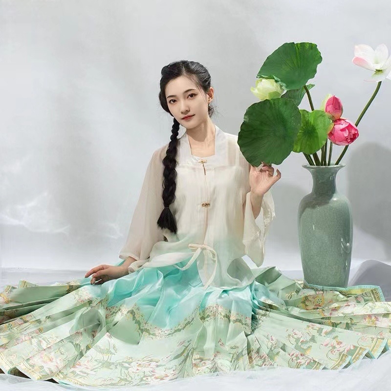 Hanfu set šal i suknja s dizajnom 'Horse-Face', vintage kineskog stila, acetatna vlakna 30–50% i Spandex 50–70%, zlatno pletenje, ljeto 2023