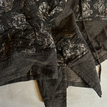 Kabát SN218: kétszínű jacquard patchwork; záródás fűzővel; középhosszú; őszi 2025; anyag: gyapjú