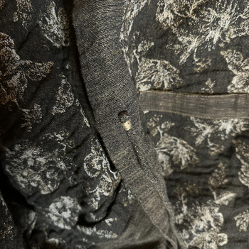 Kabát SN218: kétszínű jacquard patchwork; záródás fűzővel; középhosszú; őszi 2025; anyag: gyapjú