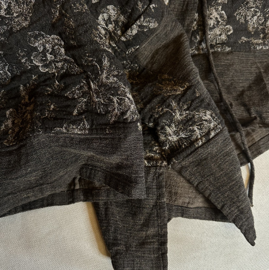 Kabát SN218: kétszínű jacquard patchwork; záródás fűzővel; középhosszú; őszi 2025; anyag: gyapjú