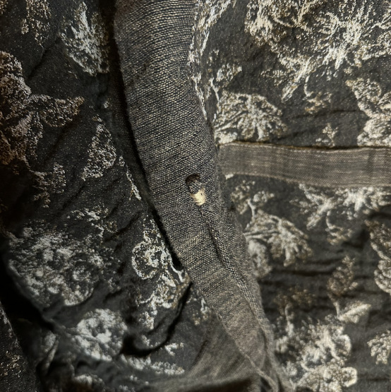 Kabát SN218: kétszínű jacquard patchwork; záródás fűzővel; középhosszú; őszi 2025; anyag: gyapjú