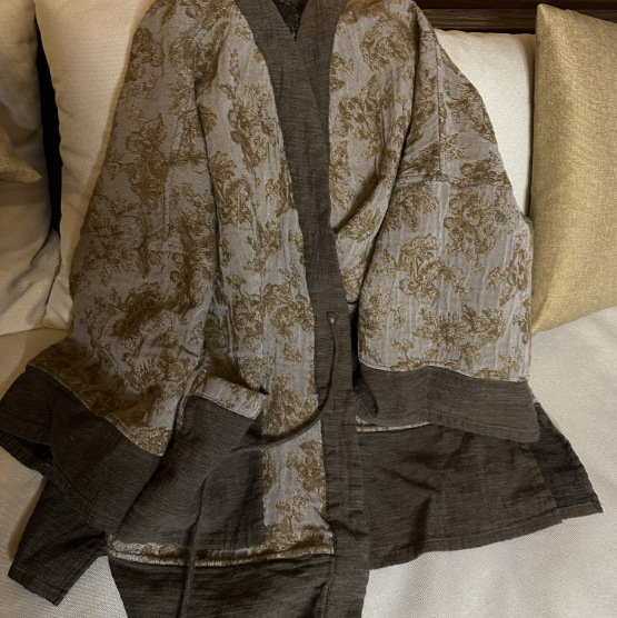 Kabát SN218: kétszínű jacquard patchwork; záródás fűzővel; középhosszú; őszi 2025; anyag: gyapjú