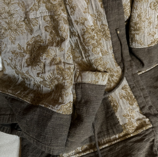 Kabát SN218: kétszínű jacquard patchwork; záródás fűzővel; középhosszú; őszi 2025; anyag: gyapjú