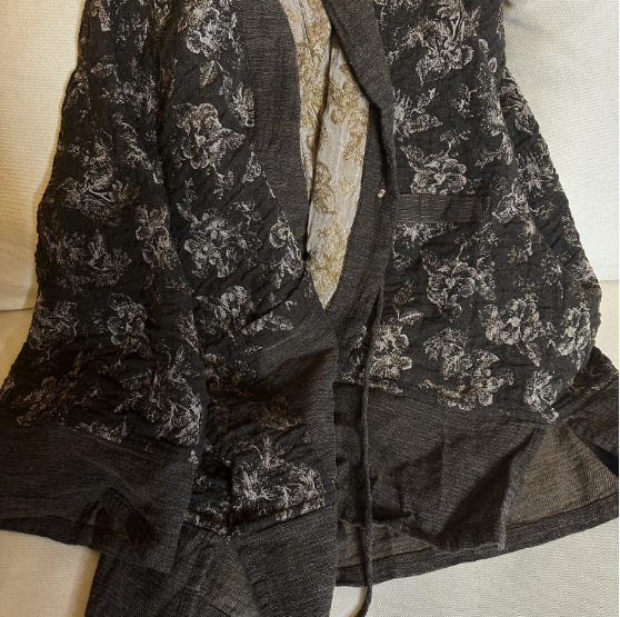 Kabát SN218: kétszínű jacquard patchwork; záródás fűzővel; középhosszú; őszi 2025; anyag: gyapjú