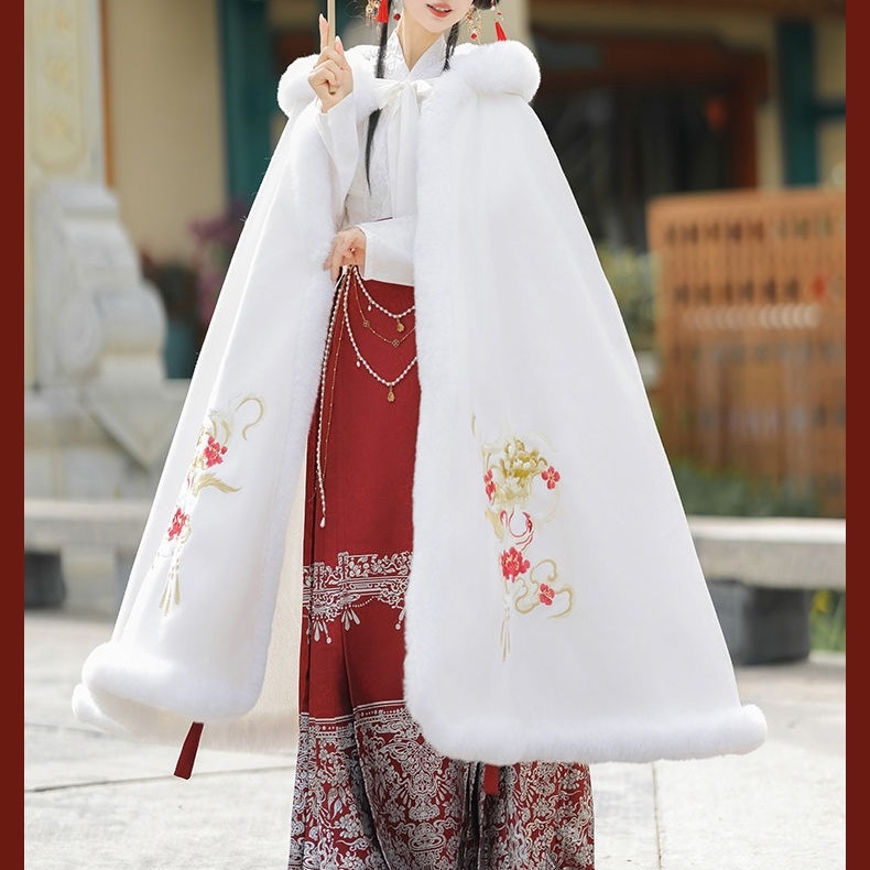 Ženski Hanfu zimski ogrtač, duga kapuljača s flis podstavom, izvezen, od poliestera; glavni materijal 80–90% poliestera, sekundarni materijal <30%