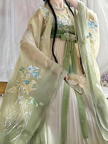 Tradicionalni kineski ženski kostim s izvezenim dugim rukavima i suknjom; tkanina chenille; glavni materijal: spandex; sezona izdanja: proljeće 2024; udio glavne tkanine: ispod 30%