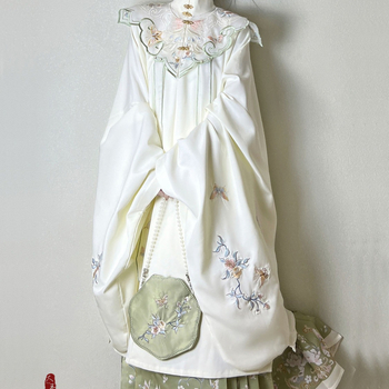 Ming-stílusú Hanfu szett: álló galléros felső, felhőhímzéses vállrész, mellény és szoknya, poliészter anyag, nyomtatás, 2023 ősz