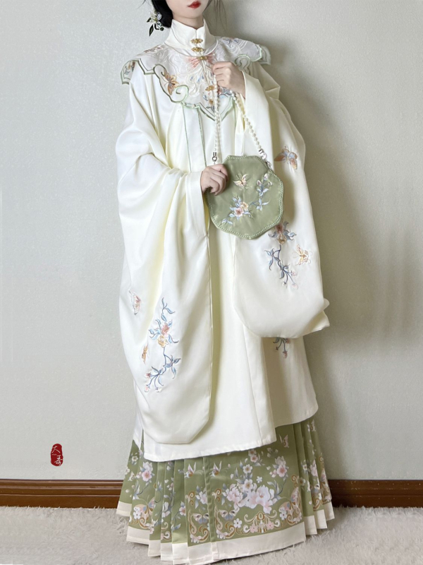 Ming-stílusú Hanfu szett: álló galléros felső, felhőhímzéses vállrész, mellény és szoknya, poliészter anyag, nyomtatás, 2023 ősz