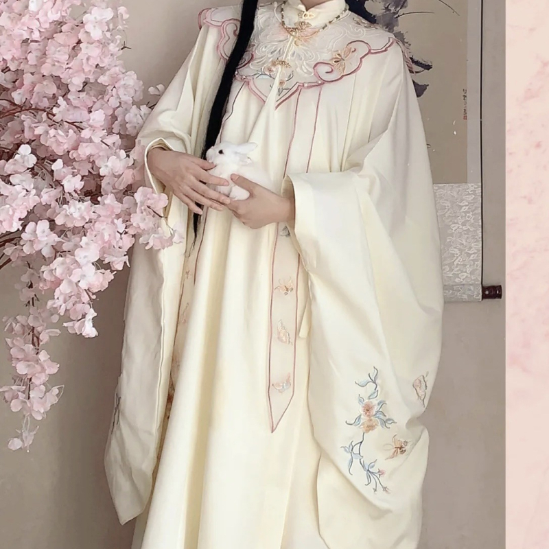 Ming-stílusú Hanfu szett: álló galléros felső, felhőhímzéses vállrész, mellény és szoknya, poliészter anyag, nyomtatás, 2023 ősz